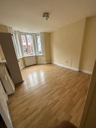 Thumbnail Flat to rent in Cromwell Road, Luton