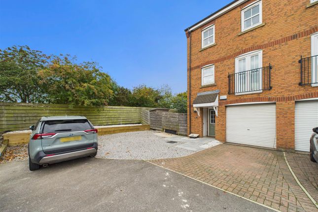 15, Tudor Close, Brough photo 2