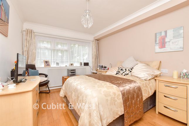 3, Timberhill, Ashtead photo 4