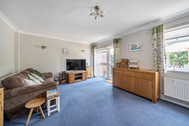 185, Wooteys Way, Hampshire photo 2