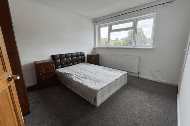 10 Clark Way, Hounslow photo 4