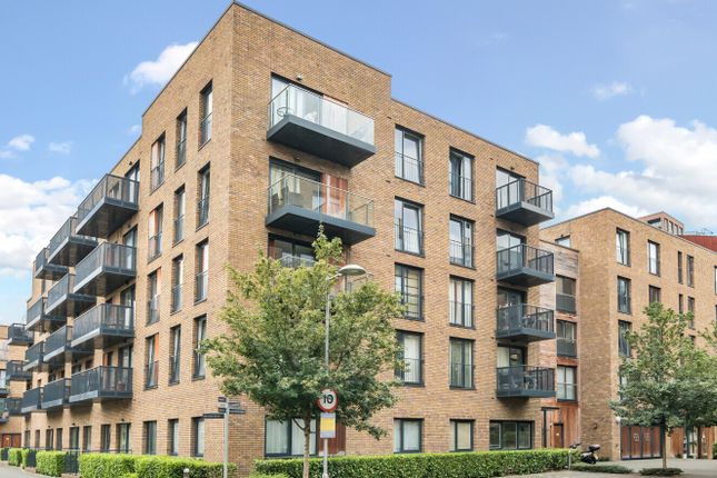 Flat for sale in Whiting Way, Rotherhithe