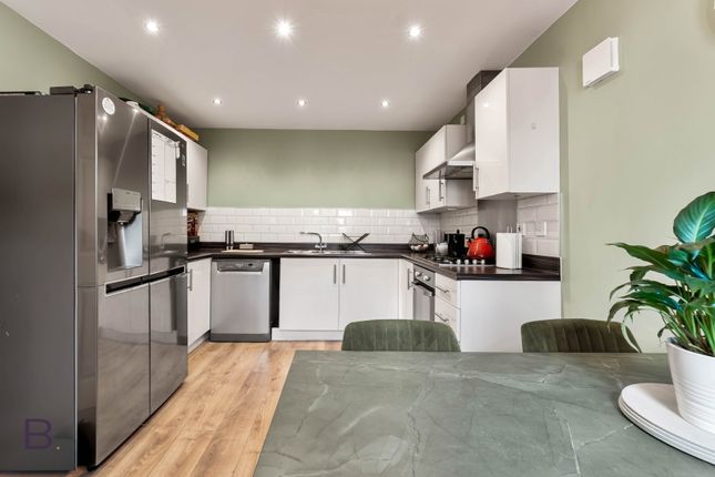 18, Woodsley Fold, Bradford photo 4