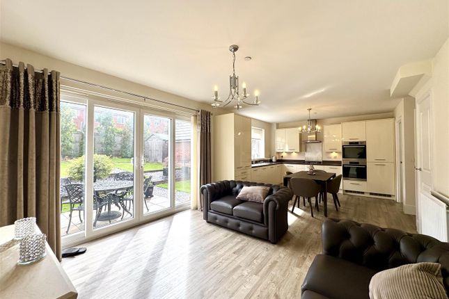110, Lave Way, Caldicot photo 2