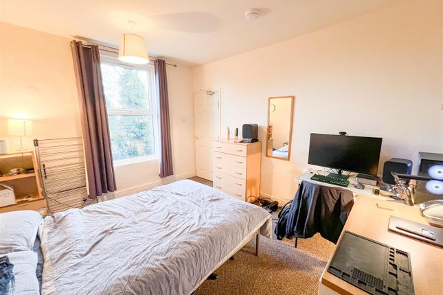 4-bed house on The Nook, Sheffield, £1,941/mo