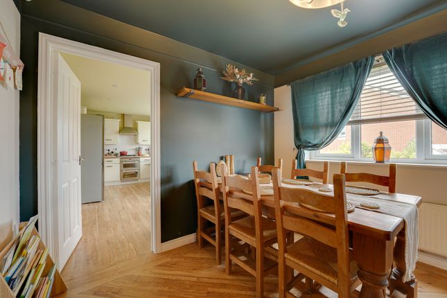 12 Crofton Wynd, Airdrie photo 4