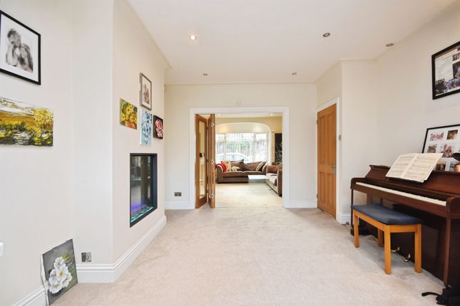 Lodge Avenue, Romford photo 4