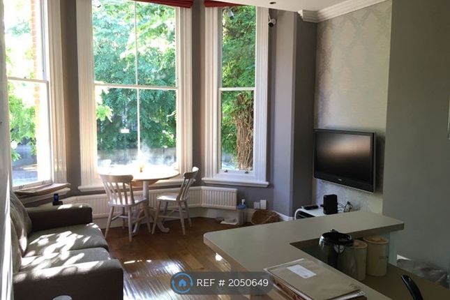 Flat to rent in Macaulay Road, London