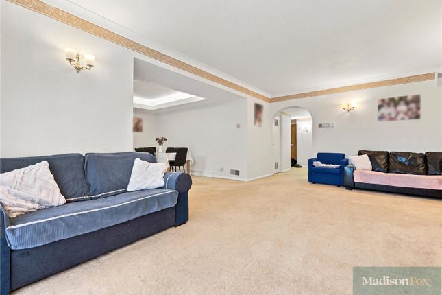 74, The Bowls, Essex photo 3