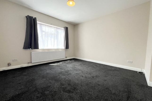 Flat to rent in Uphill Drive, Kingsbury
