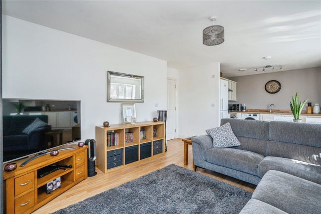 32, Lynn Crescent, Hampshire photo 4