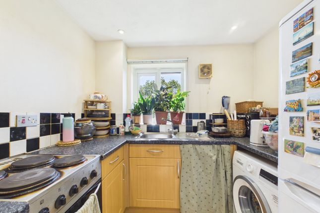 304, Redford Close, Feltham photo 3