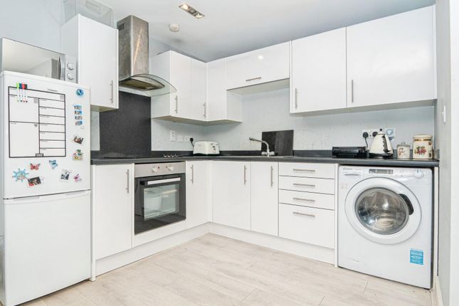 Flat 4, 613, Stanningley Road, Leeds photo 3