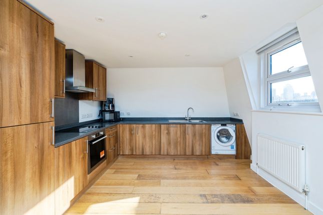 Flat 4, 94, White Horse Road, London photo 3