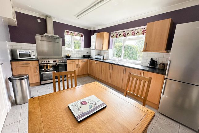 5, Hilltop Crescent, Weeley photo 3