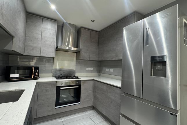 Room 3, 25 Leeds Road, Slough photo 4