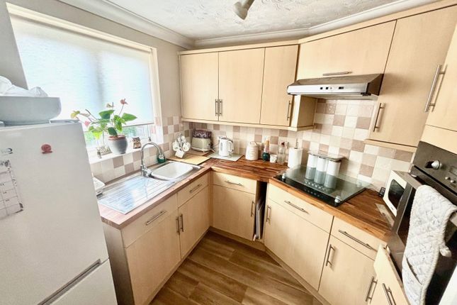 17, Matthews Lodge, Station Road, Addlestone photo 4