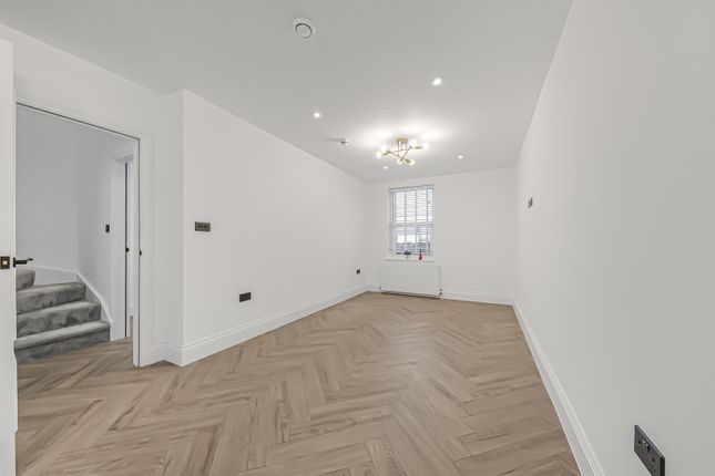 Flat 3, 25,, Scrubs Lane, London photo 3