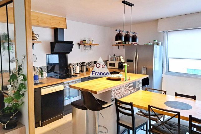 Apartment for sale in Nimes, Languedoc-Roussillon, 30000, France