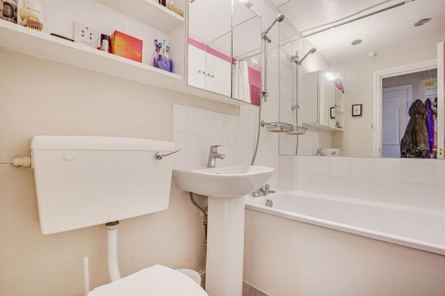 Flat to rent in Barker Street, London