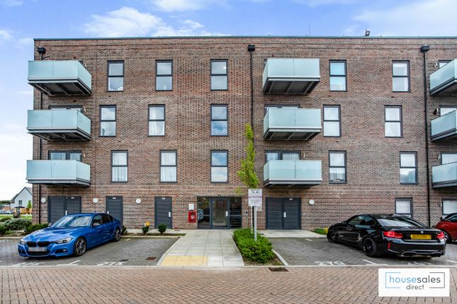Thumbnail Flat for sale in Dovestone Close Grays, West Thurrock