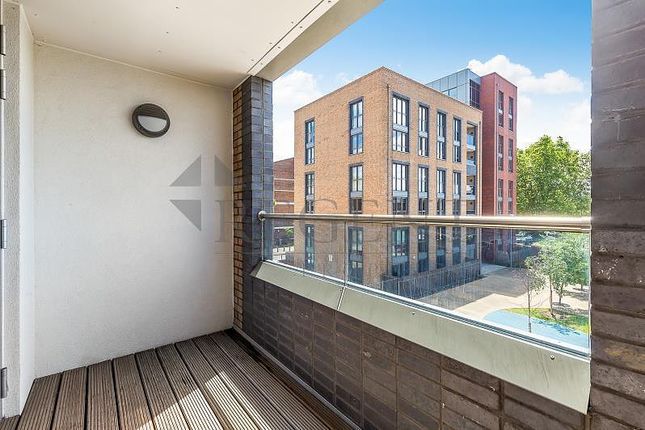 Flat 46, 46 Chamberlain Court, Silwood Street, London photo 4