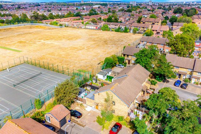 21,, Fiennes Close, Dagenham photo 2