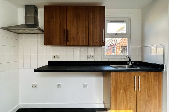 16, Sea Crescent, Clacton-on-Sea photo 4