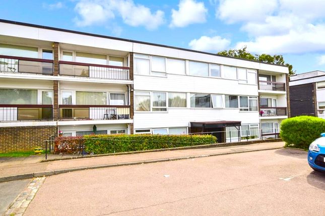 Flat to rent in St. Winifreds Close, Chigwell