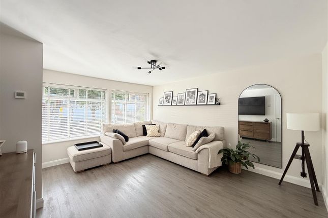 5, Hunt Avenue, Ashton-Under-Lyne photo 2