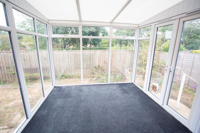 3, Robins Court, Chard photo 3