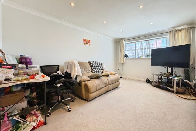 Flat 22, Dukes Court,, Queensmead, Hampshire photo 2