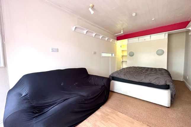 Studio to rent in Harbourne Lane, High Halden, Ashford