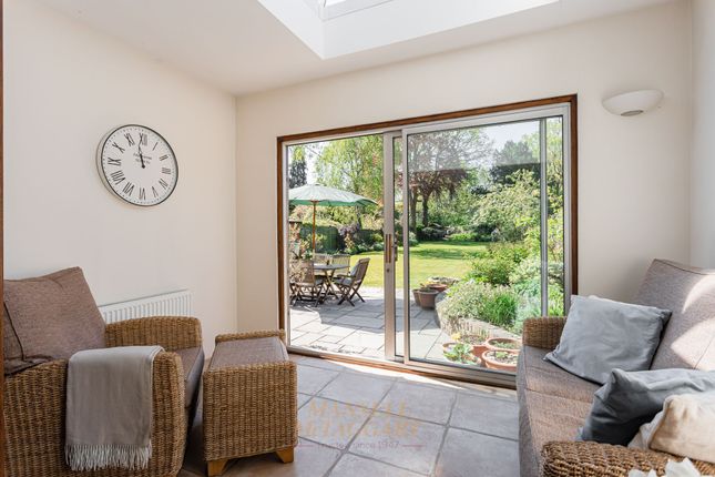 16 Ringley Avenue, Horley photo 3