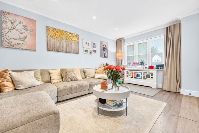 72 Harts Grove, Woodford Green photo 3