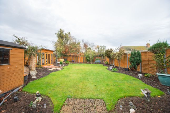 33 Louville Avenue, Withernsea photo 2