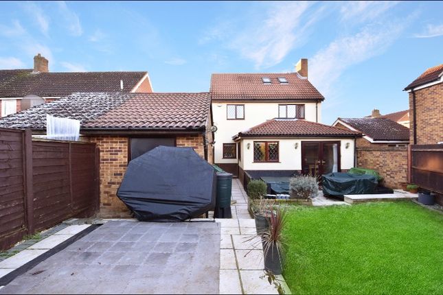 Thumbnail Detached house for sale in Freshwater Close, Luton, Bedfordshire