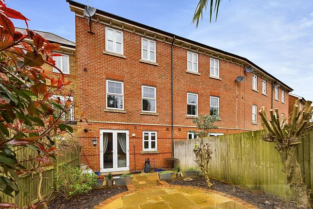 Town house for sale in Stone Court, Crawley