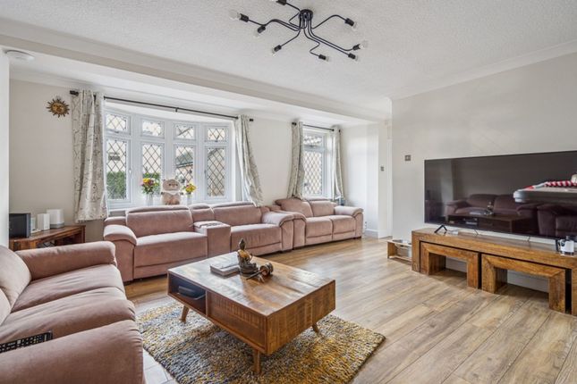 12 Bramley Gardens, Watford photo 2