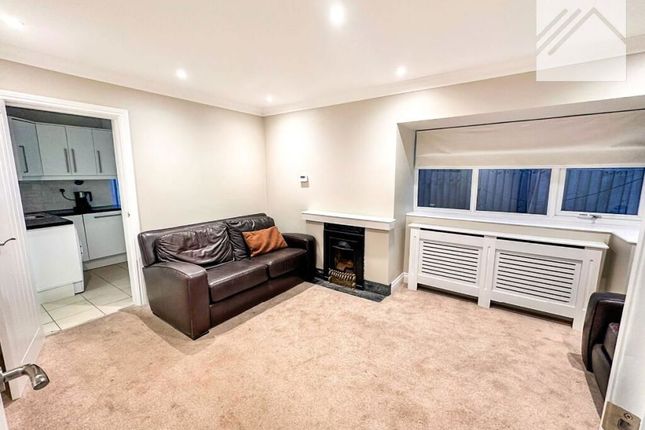 52, Waarem Avenue, Canvey Island photo 4