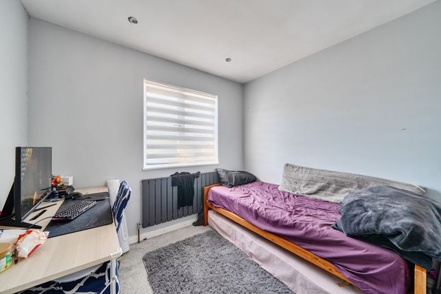 25, Newcourt, Uxbridge photo 4