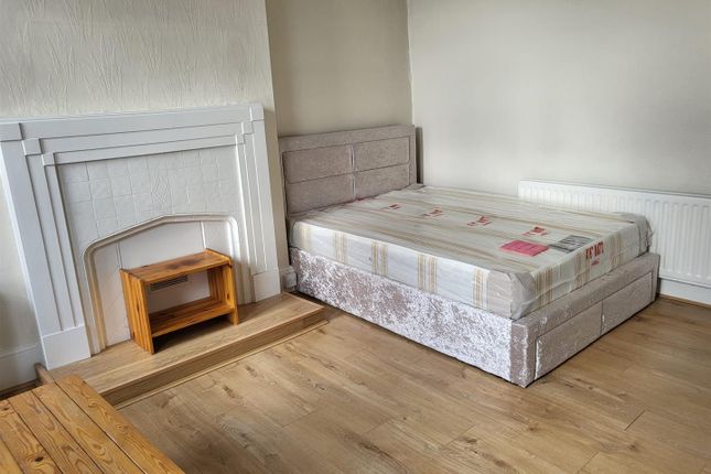 10, Woodside Road, London photo 3