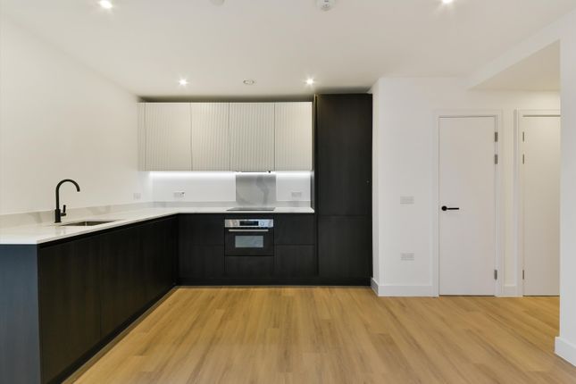 Flat to rent in Heartwood Boulevard, London