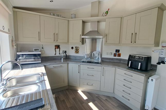 Mobile/park home for sale in Whites Farm Park, North Country, Redruth