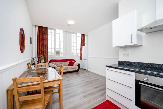 Flat for sale in Queensgate Centre, Grays