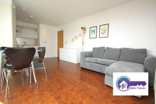 Flat to rent in Gardner Court Brewery Square, London