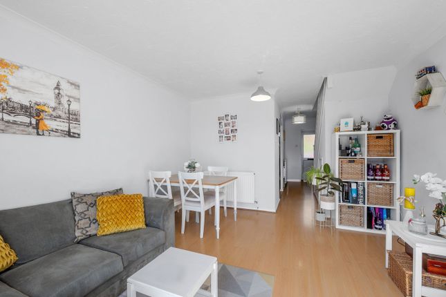 63, Shaw Drive, Walton-on-Thames photo 4