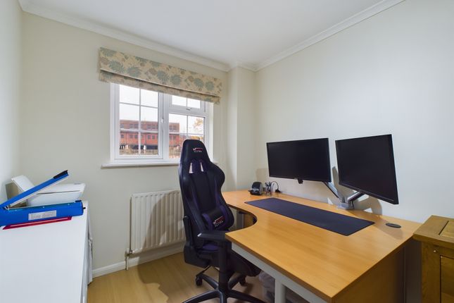 Town house for sale in Flaxfield Road, Basingstoke