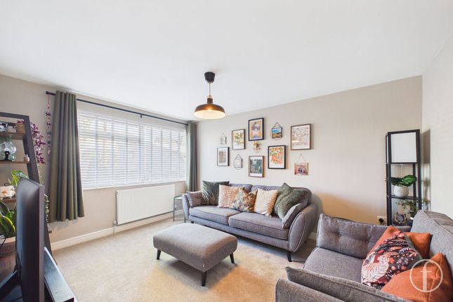 51 Oaklands Way, Fareham photo 3