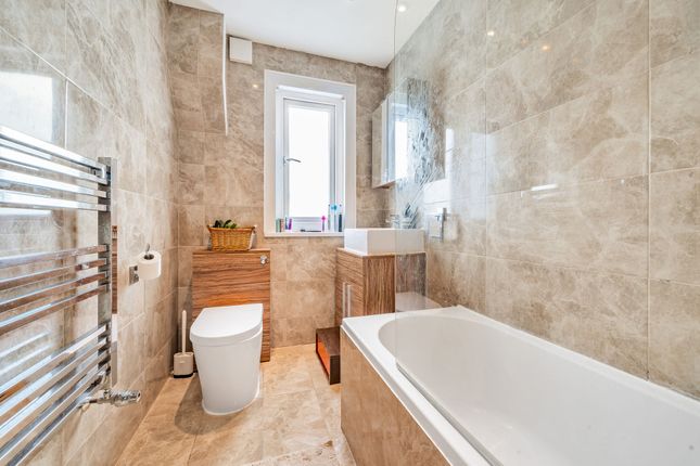 Flat for sale in Grove Hill, London